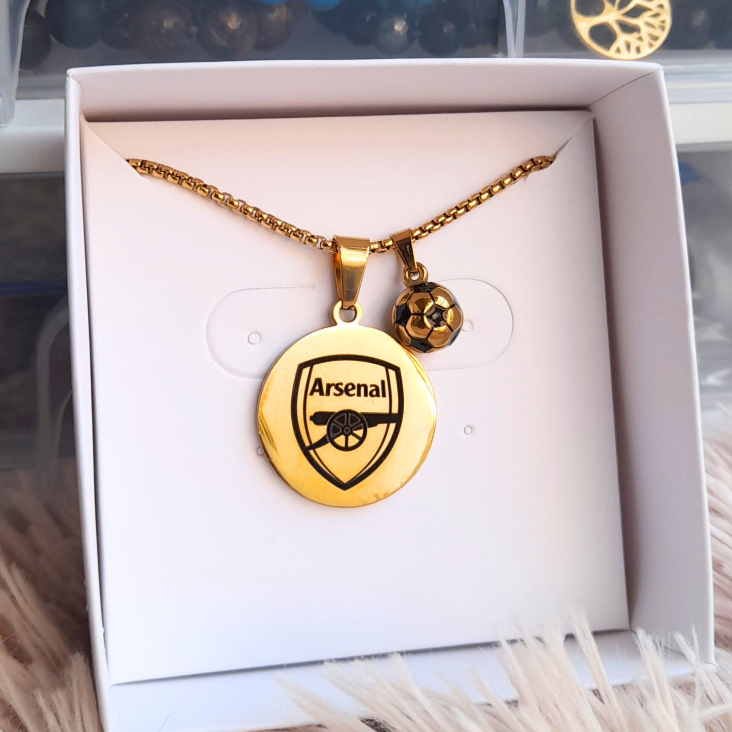 Collar del Arsenal con balón