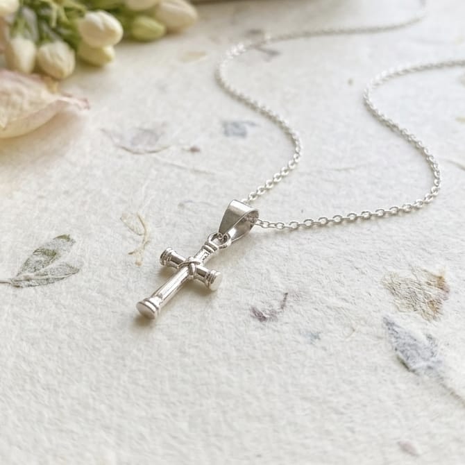 Collar "Cruz con manto" | Plata