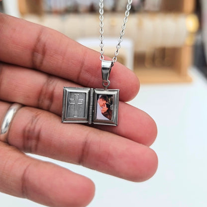 Collar relicario Mini Biblia