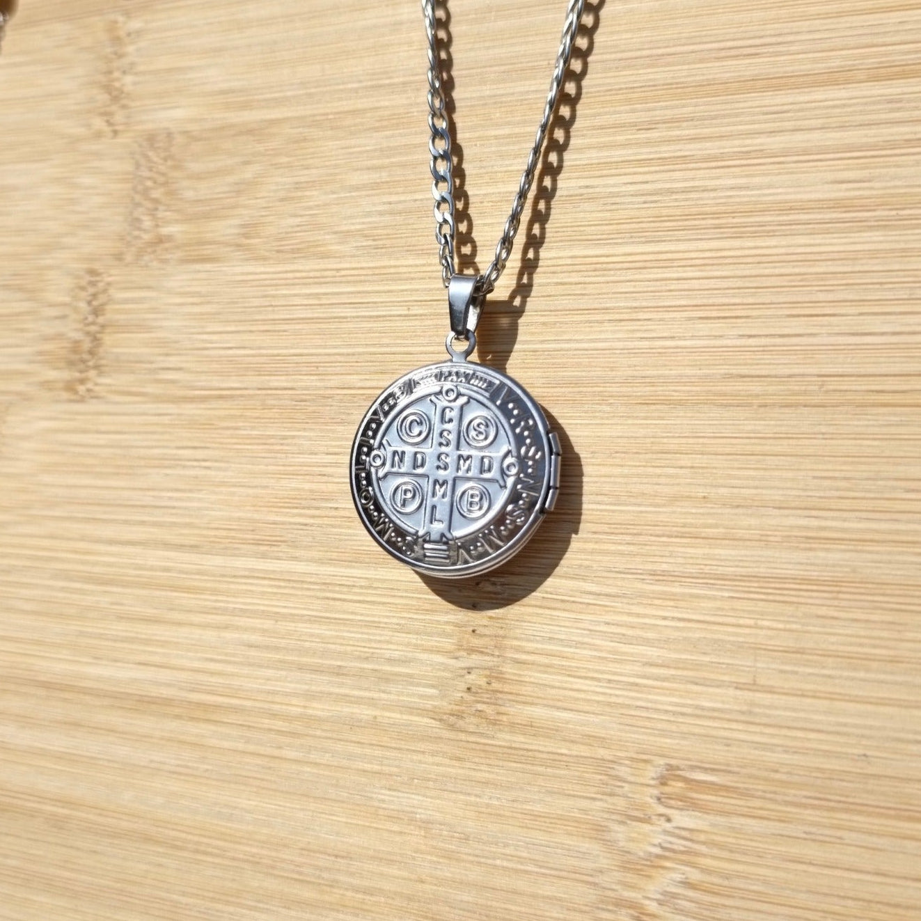 Collar relicario San Benito