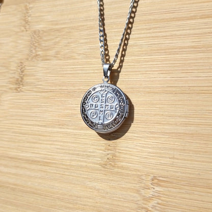 Collar relicario San Benito